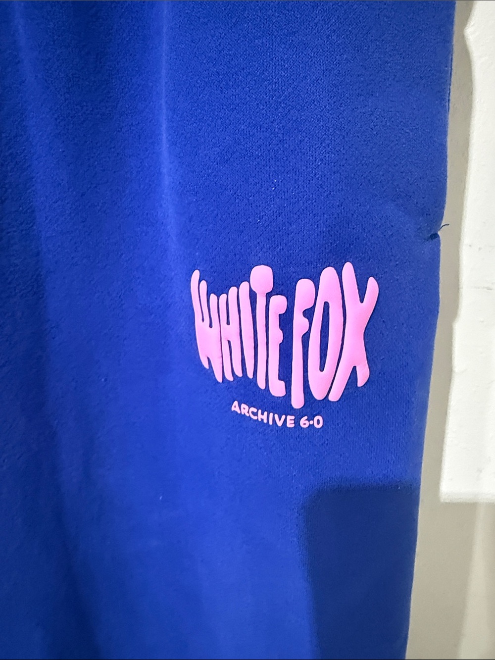 White Fox Archive 6.0 Oversized Hoodie Sweatpants Set in Malibu with Pink Logo - Picture 9 of 12
